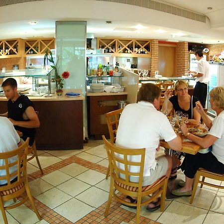 סליאמה Fortina Spa Resort מסעדה תמונה A restaurant in a hotel