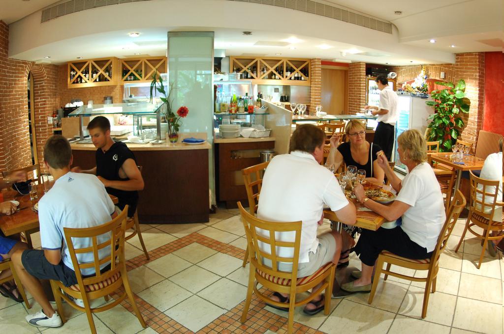 סליאמה Fortina Spa Resort מסעדה תמונה A restaurant in a hotel