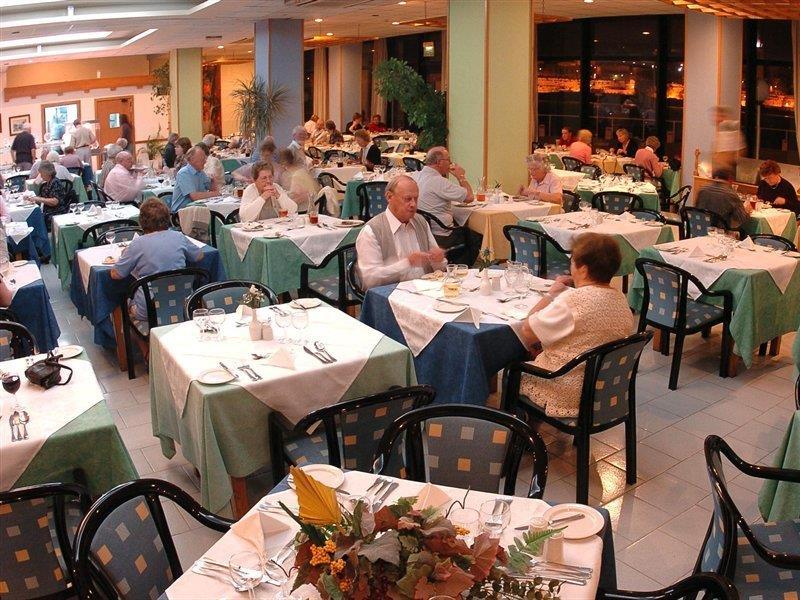סליאמה Fortina Spa Resort מראה חיצוני תמונה The dining room at the National Presbyterian Center